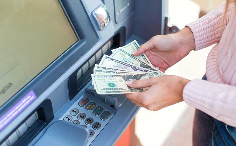 Жительница Новосибирска потеряла 100 тысяч рублей в банкомате