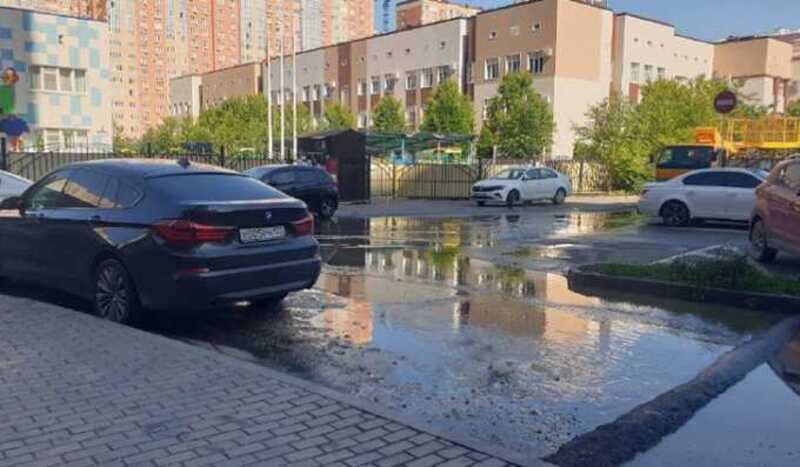 В Краснодаре дорогу около детских садов затопило фекалиями