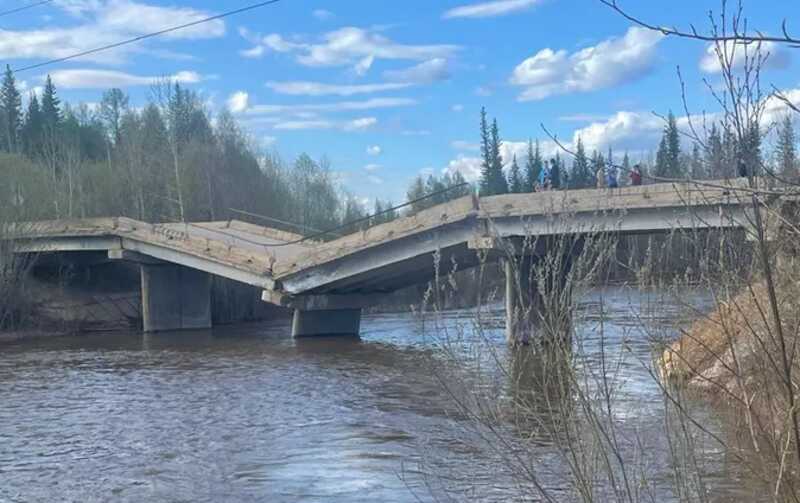 В Якутии частично обрушился автомобильный мост