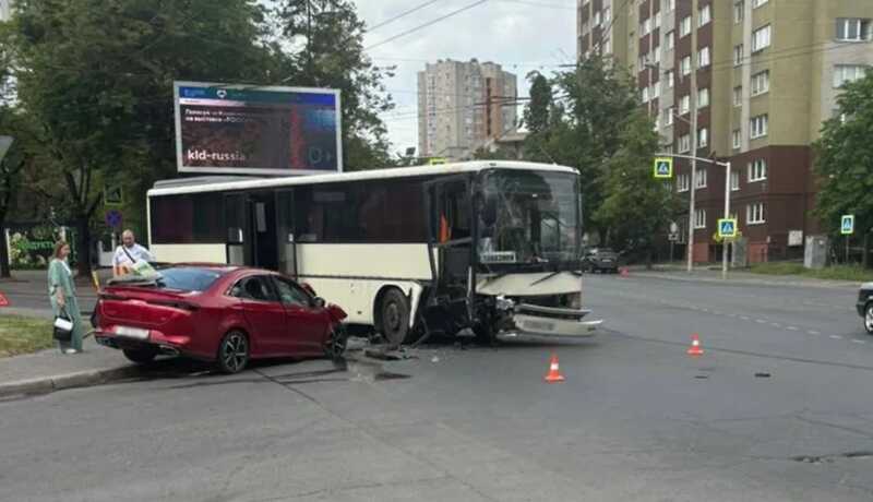 В Калининграде пассажирский автобус столкнулся с легковушкой: есть пострадавший