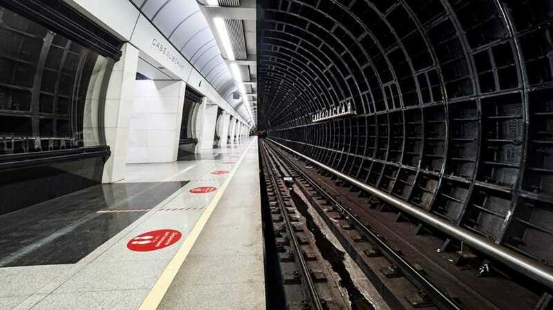 В Москве в московском метро мужчина упал на рельсы и погиб