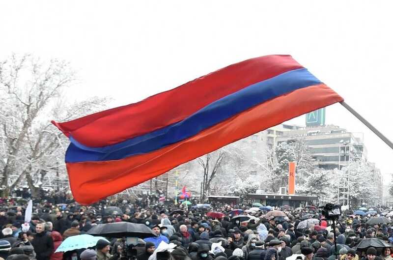 Протестующие в Армении вновь требуют отставки премьера