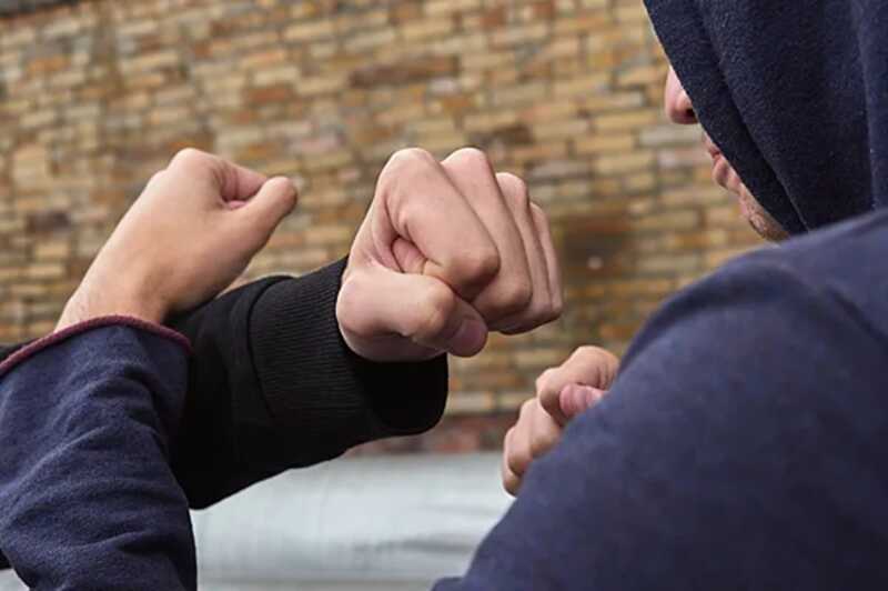 В Пермском крае подросток, ударивший отца ножом, избивает детей кастетом
