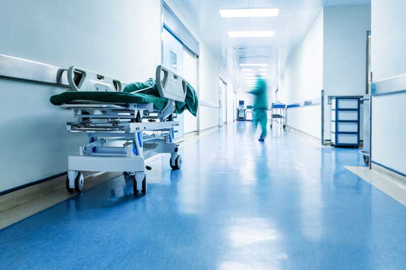 В Малайзии ребенок попал в больницу из-за учительницы, заставившей его стоять на жаре
