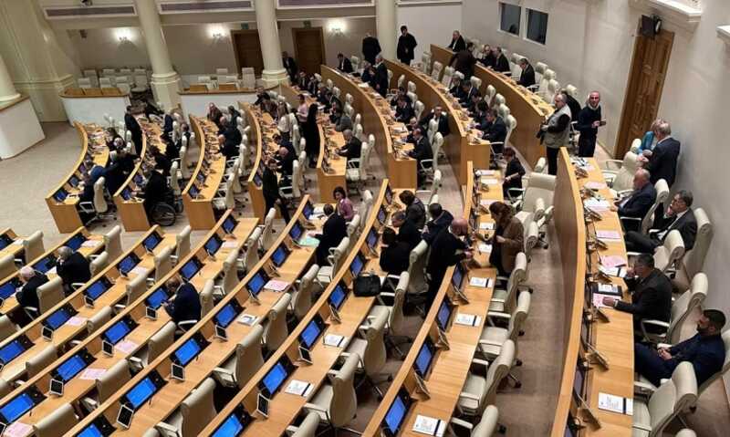Президентский вето отклонено: Грузинский парламент утвердил закон об "иноагентах"