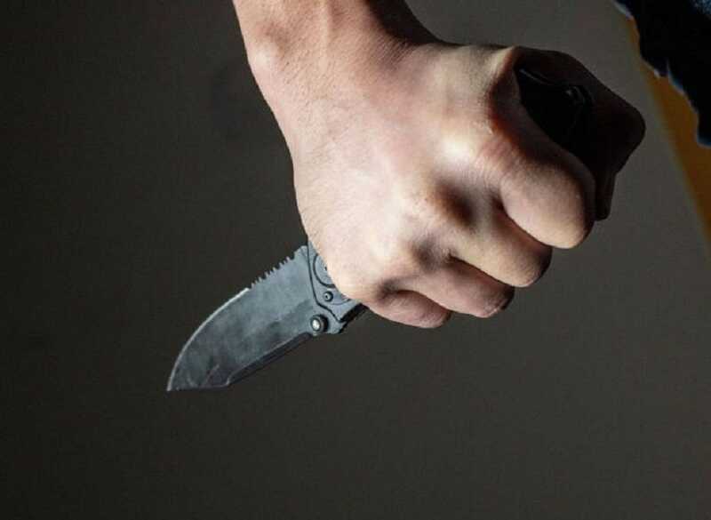 Бывший участник войны с Украиной напал с ножом на жену и тещу