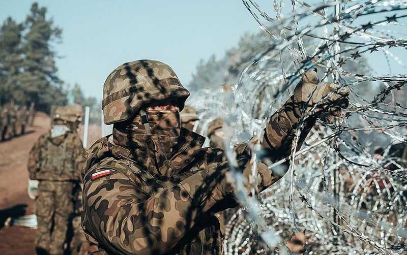 Мигранты напали на польских военных, вооружившись бутылками и самодельными копьями