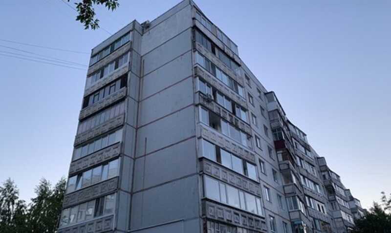 В Петербурге ребенок полчаса простоял на козырьке пятого этажа