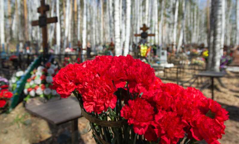 Жительница Чебаркуля показала кладбище погибших на "СВО", соседствующее с захоронением бездомных