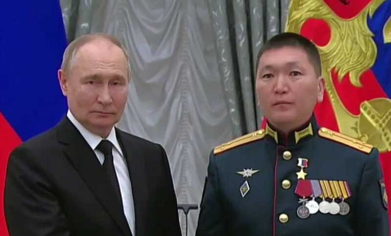 Путин наградил военного, державшего мирных жителей в подвале