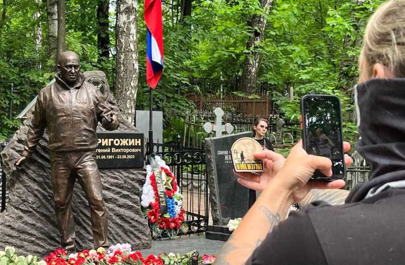 Памятник Евгению Пригожину открыли в Санкт-Петербурге в день его рождения