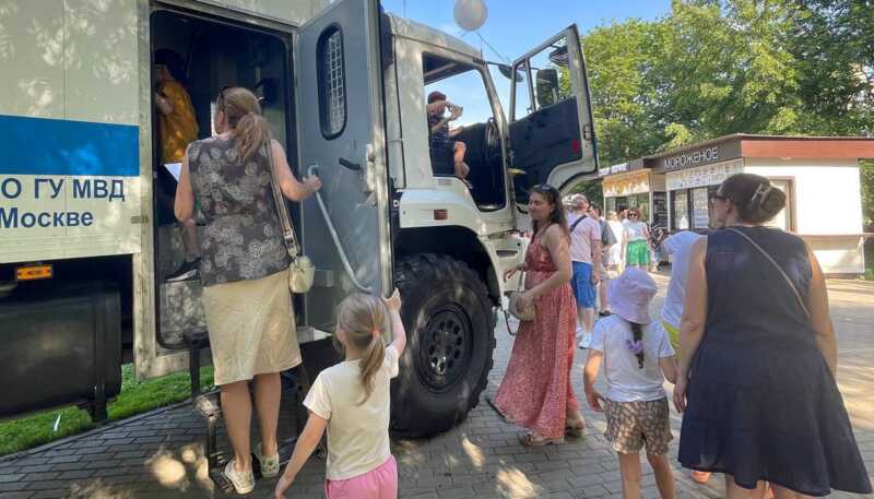 В Москве детей в международный детский день посадили в автозаки
