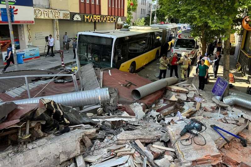 В Стамбуле спасатели достают людей из-под обломков рухнувшего дома
