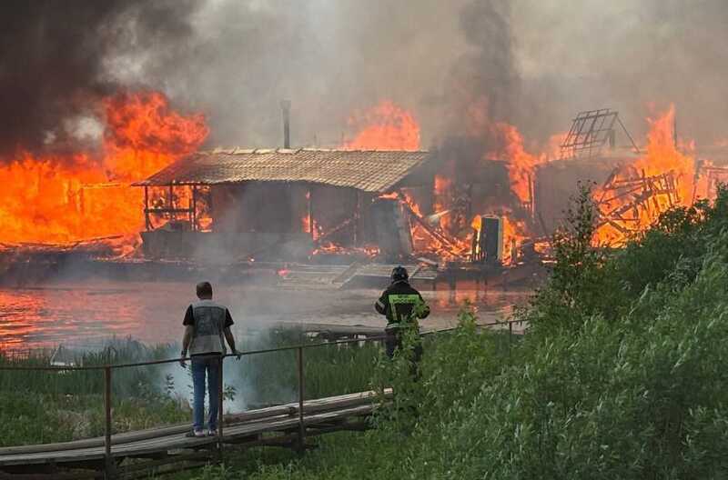 Пожар на лодочной станции в Подмосковье уничтожил деревянные постройки