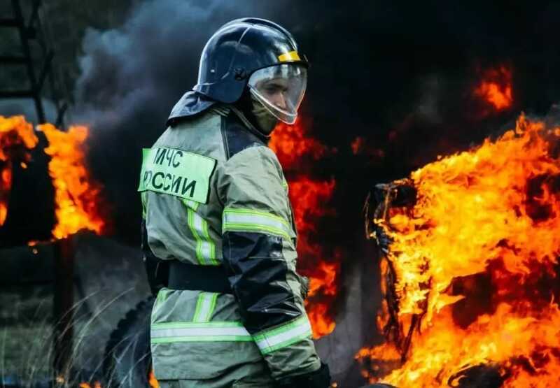 Три жилых дома повреждены пожаром в деревне в Тюменской области