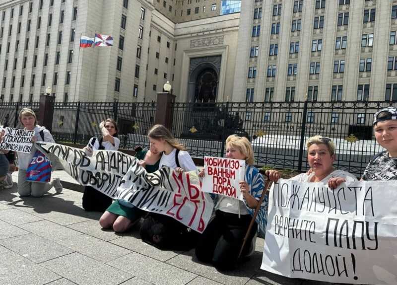 Сотрудник Минобороны вышел к митингующим семьям мобилизованных