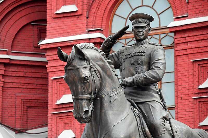 Медсестра из Мытищ заявила, что мошенники заставили её испортить памятник Жукову