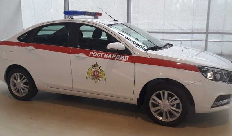 Машины Росгвардии перекрыли улицы Москвы, на которых мужчина открыл стрельбу