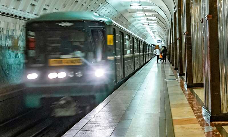 Пассажиры московского метро вынуждены ждать на платформах из-за неполадок