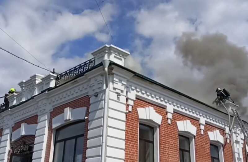 В Омске загорелась крыша ресторана
