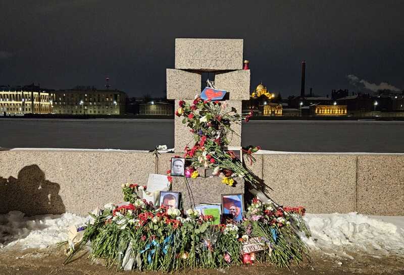 В Петербурге коммунальщик убрал цветы с мемориала Навальному, игнорируя протесты окружающих