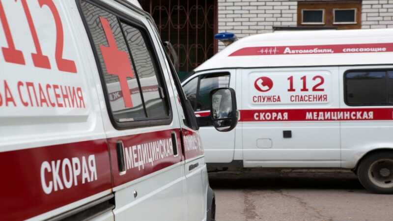 В Подмосковье ребенок попал в больницу, задев оголенный провод возле дома