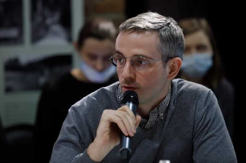 Беглый журналист Дмитрий Колезев наступил Александру Бастрыкину на ногу