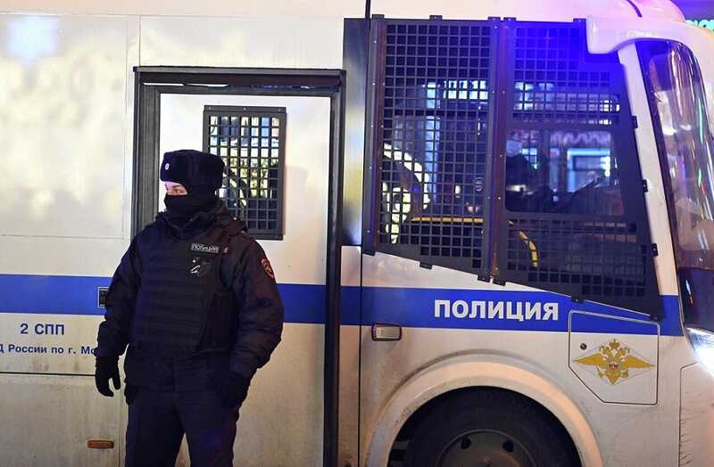 В Москве людей спасают из перевернутого автозака