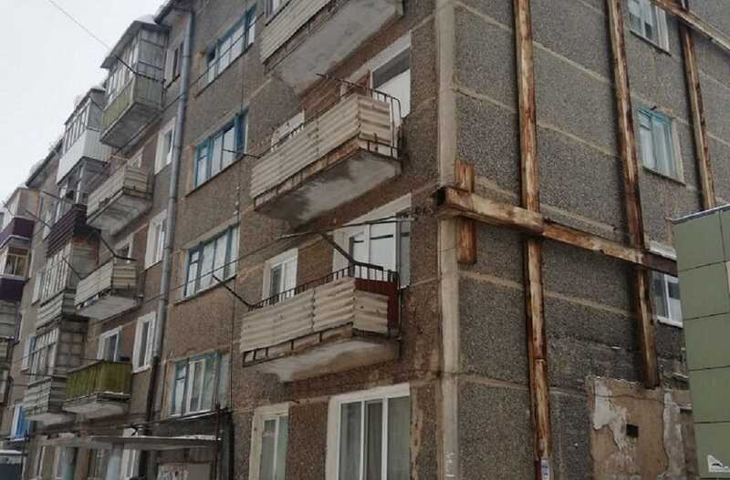 Жители аварийного дома в Комсомольске-на-Амуре уже четыре года требуют переселения