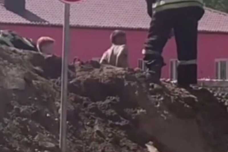 В Иркутской области спасли двух школьников, по пояс увязших в грязи