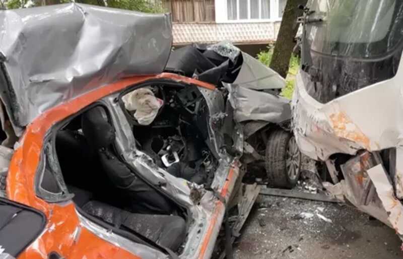 В Самаре арендованный автомобиль столкнулся с автобусом, погибли трое детей