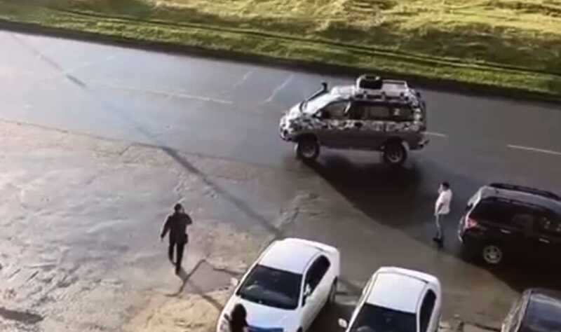 На Алтае автомобиль без водителя завелся и выехал на дорогу
