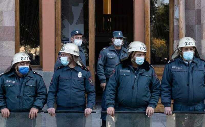 В Армении полиция оцепила здание правительства в преддверии митинга
