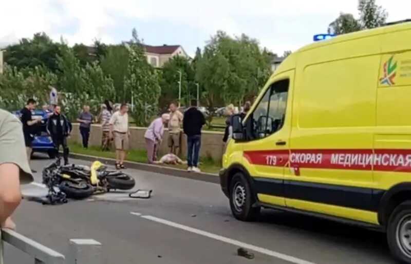 В Татарстане мотоцикл на большой скорости врезался в автомобиль и вспыхнул