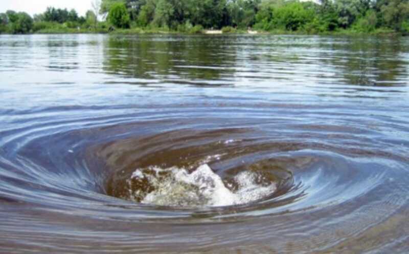 На Урале ребёнка затянуло на дно реки, куда он полез за мячом