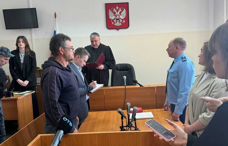 Житель Екатеринбурга получил тюремный срок за оскорбление мальчика в Z-шапке