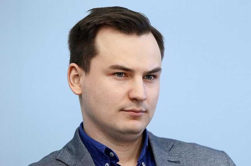 Рок-музыкант Роман Медведкин, напавший на главу АНО "Цифровые технологии", просит домашний арест