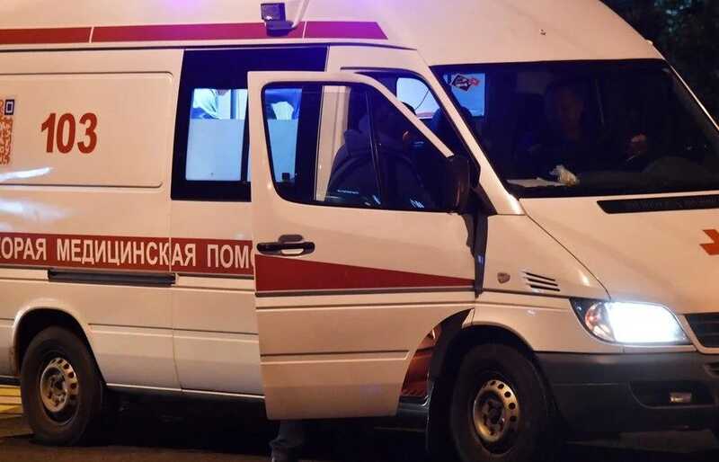 В Сети появились кадры падения балкона на девушку в Москве