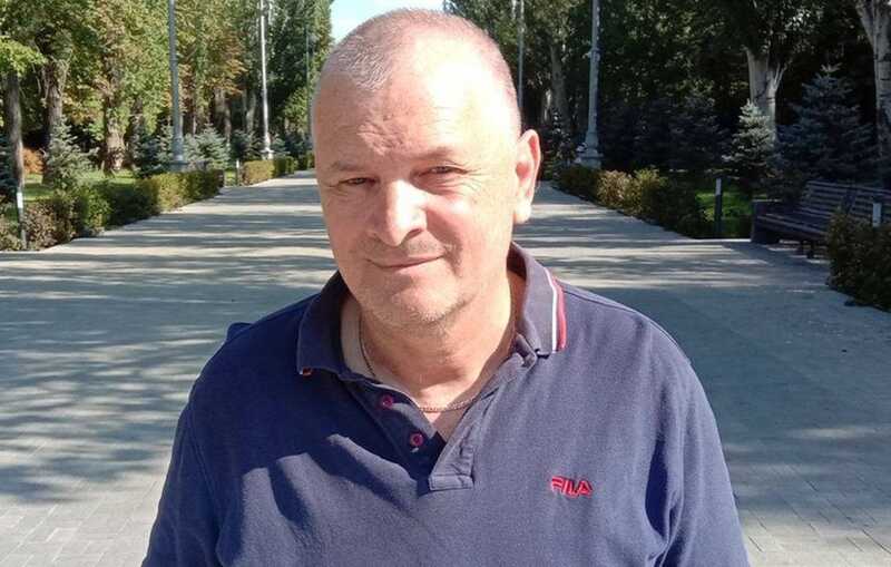 Силовики обыскивают активиста из Волгограда, принесшего цветы в память о Навальном