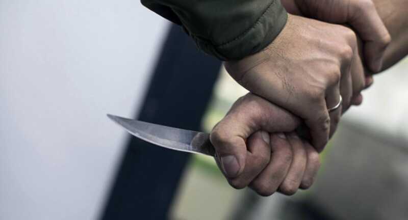 В Италии молдаванин устроил дебош в пиццерии и угрожал ножом полицейским