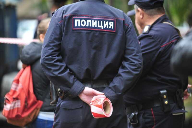 В Новосибирске обнаженный мужчина сбросил велосипед на авто