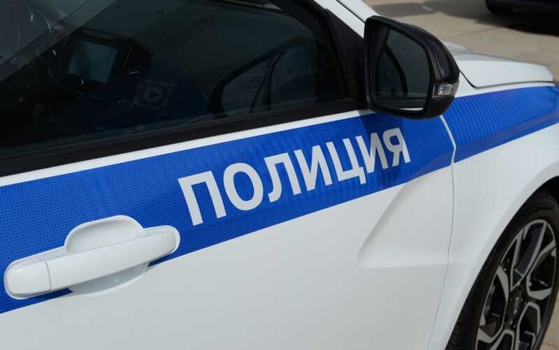 В Москве неизвестные положили подозрительный предмет под розовый Mercedes-Benz