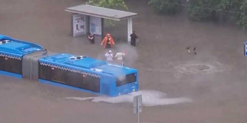 В Москве из-за ливня ушел под воду пассажирский автобус