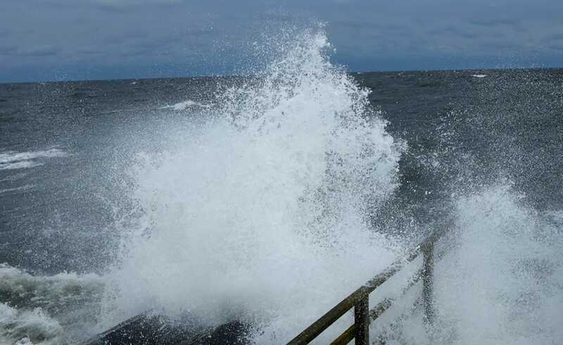 Несколько человек пропали в Каспийском море во время шторма