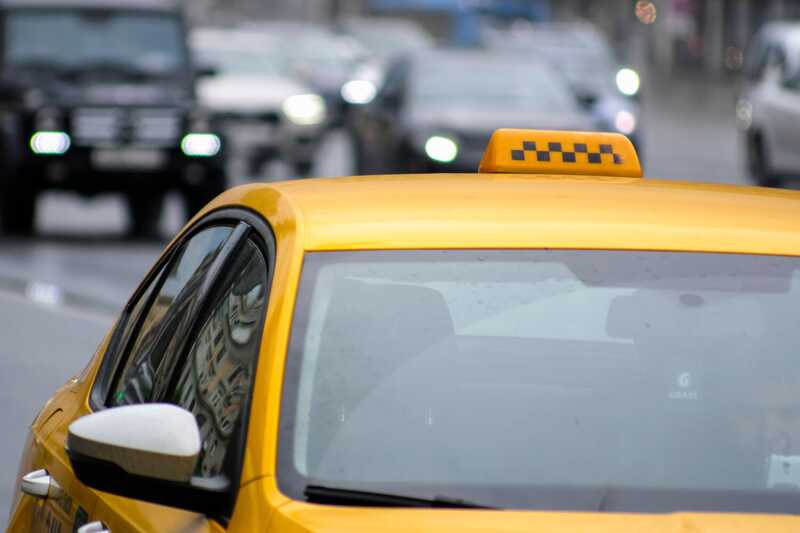 В центре Москвы таксист сбил двух пьяных девушек на самокате