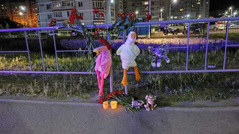 В Благовещенске на месте гибели детей в ДТП появился стихийный мемориал