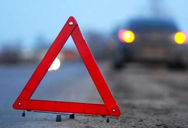 Из-за неудачного манёвра питерского водителя случилось ДТП с участием трёх автомобилей