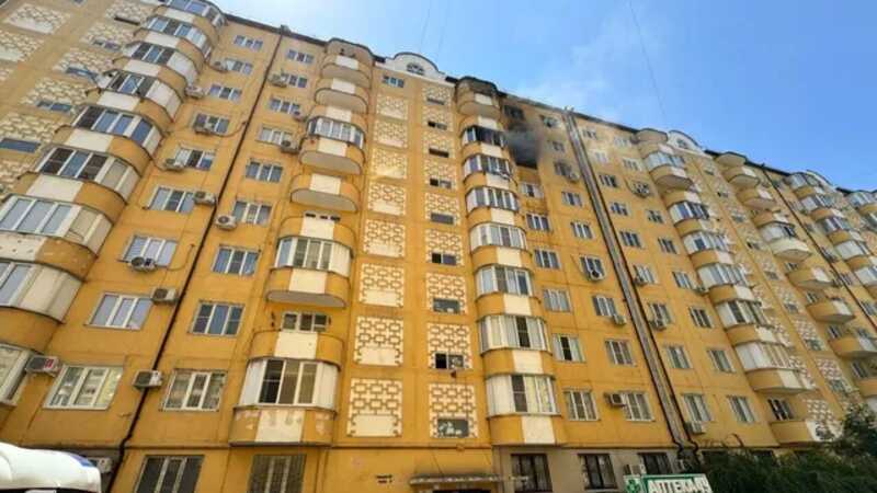 В Махачкале загорелся многоквартирный дом, погиб человек