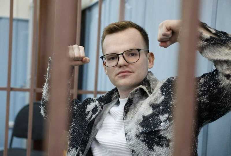 Журналиста Артема Кригера привели в зал суда