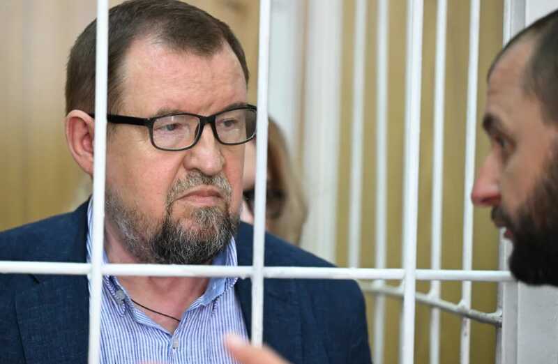 Банду питерских оборотней в погонах загнали в московский суд